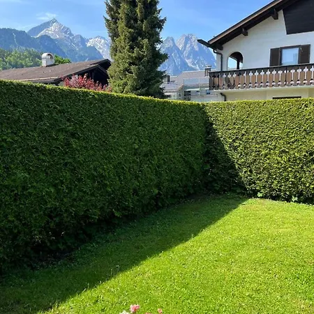 Doppelhaushaelfte Zugspitzblick Mit Privatem Garten Апартаменты Гармиш-Партенкирхен